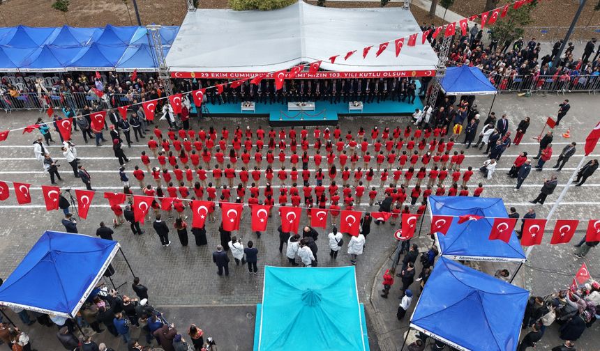 Kahramanmaraş Trabzon Bulvarı’nda 103. Yıl Coşkusu: Binler Cumhuriyet İçin Tek Yürek Oldu!