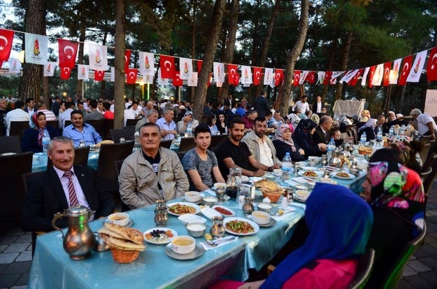 Onikişubat Belediye Başkanı Hanefi Mahçiçek, Muhtarlarla iftarda buluştu