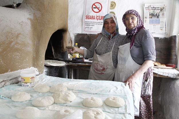 Oğlunun tedavisi için açtığı fırınla kadınlara örnek oldu