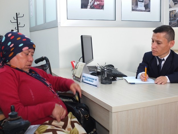 Engellilerin sorunlarını "halden anlayan" çözüyor
