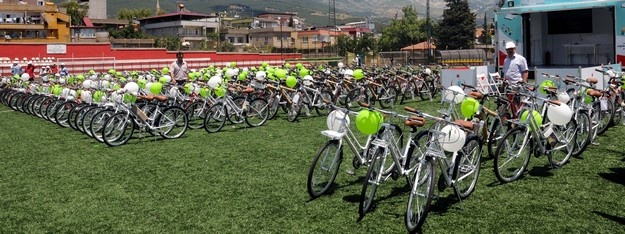 Sağlık ve Milli Eğitim bakanlıklarınca yürütülen "Türkiye Sağlıklı Beslenme ve Hareketli Hayat Programı" kapsamında Kahramanmaraş ve Adıyaman'da başarılı bin 615 öğrenciye bisiklet dağıtıldı. Kahramanmaraş Batıpark Spor Salonu'nda düzenlenen törende bisikletler teslim edildi.