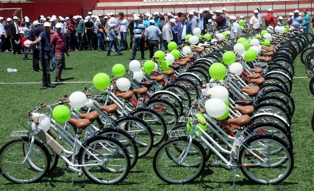 Sağlık ve Milli Eğitim bakanlıklarınca yürütülen "Türkiye Sağlıklı Beslenme ve Hareketli Hayat Programı" kapsamında Kahramanmaraş ve Adıyaman'da başarılı bin 615 öğrenciye bisiklet dağıtıldı. Kahramanmaraş Batıpark Spor Salonu'nda düzenlenen törende bisikletler teslim edildi.