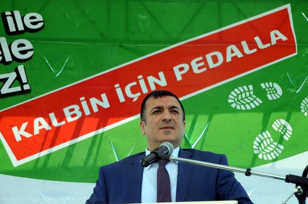 Sağlık ve Milli Eğitim bakanlıklarınca yürütülen "Türkiye Sağlıklı Beslenme ve Hareketli Hayat Programı" kapsamında Kahramanmaraş ve Adıyaman'da başarılı bin 615 öğrenciye bisiklet dağıtıldı. Kahramanmaraş Halk Sağlığı Müdürü Ahmet Yener (fotoğrafta), Batıpark Spor Salonu'nda düzenlenen törende, projenin yaklaşık 3 yıl önce hayata geçirildiğini söyledi.