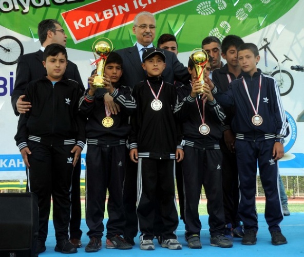 Sağlık ve Milli Eğitim bakanlıklarınca yürütülen "Türkiye Sağlıklı Beslenme ve Hareketli Hayat Programı" kapsamında Kahramanmaraş ve Adıyaman'da başarılı bin 615 öğrenciye bisiklet dağıtıldı. Kahramanmaraş Valisi Mustafa Hakan Güvençer de 19 Mayıs Atatürk'ü Anma, Gençlik ve Spor Bayramı kapsamında düzenlenen bisiklet turnuvasında dereceye giren öğrencilere ödül, beslenme dostu okullara da teşekkür belgesi verdi.