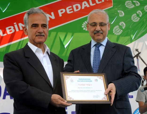 Sağlık ve Milli Eğitim bakanlıklarınca yürütülen "Türkiye Sağlıklı Beslenme ve Hareketli Hayat Programı" kapsamında Kahramanmaraş ve Adıyaman'da başarılı bin 615 öğrenciye bisiklet dağıtıldı. Kahramanmaraş Valisi Mustafa Hakan Güvençer (sağda) de 19 Mayıs Atatürk'ü Anma, Gençlik ve Spor Bayramı kapsamında düzenlenen bisiklet turnuvasında dereceye giren öğrencilere ödül, beslenme dostu okullara da teşekkür belgesi verdi.