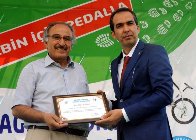 Sağlık ve Milli Eğitim bakanlıklarınca yürütülen "Türkiye Sağlıklı Beslenme ve Hareketli Hayat Programı" kapsamında Kahramanmaraş ve Adıyaman'da başarılı bin 615 öğrenciye bisiklet dağıtıldı. AK Parti İl Başkanı Ahmet Özdemir (sağda) beslenme dostu okullara da teşekkür belgesi verdi.
