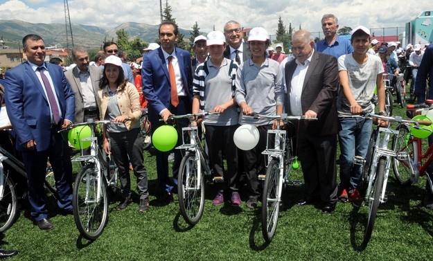 1
2
3
4
5
6
7
8
9
10
11
Sağlık ve Milli Eğitim bakanlıklarınca yürütülen "Türkiye Sağlıklı Beslenme ve Hareketli Hayat Programı" kapsamında Kahramanmaraş ve Adıyaman'da başarılı bin 615 öğrenciye bisiklet dağıtıldı. Kahramanmaraş Batıpark Spor Salonu'nda düzenlenen törende bisikletler teslim edildi.