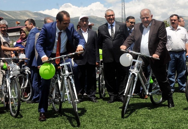 1
2
3
4
5
6
7
8
9
10
11
Sağlık ve Milli Eğitim bakanlıklarınca yürütülen "Türkiye Sağlıklı Beslenme ve Hareketli Hayat Programı" kapsamında Kahramanmaraş ve Adıyaman'da başarılı bin 615 öğrenciye bisiklet dağıtıldı. Kahramanmaraş Batıpark Spor Salonu'nda düzenlenen törende bisikletler teslim edildi.