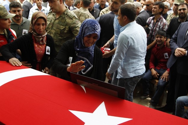 Şehit Piyade Sözleşmeli Er Mehmet Demir son yolculuğuna uğurlandı