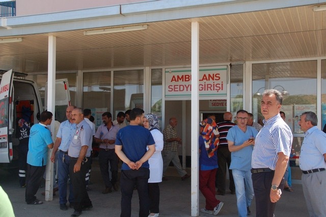 Mevsimlik işçileri taşıyan servis minibüsü devrildi: 17 yaralı