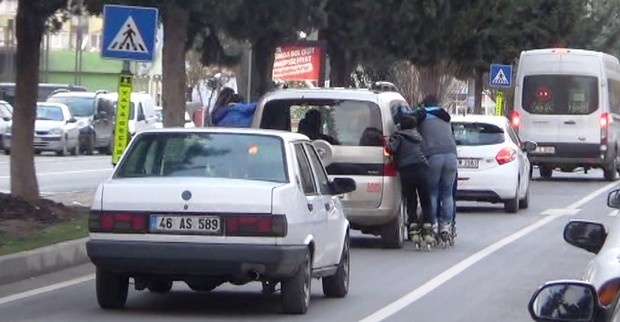 Patenli gençler Kahramanmaraş'ta trafiği tehlikeye soktu!