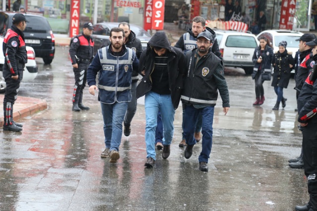 Parasını bulan polislere sarılıp ağladı