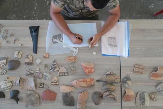 -"Domuztepe Höyüğü'nde, bazı boyalı çanak çömlek parçalarının üzerinde ok atan kişiler gördük. Burada ok ve okçuluk eski bir gelenek, eski bir uğraşı alanı olarak karşımıza çıkıyor"