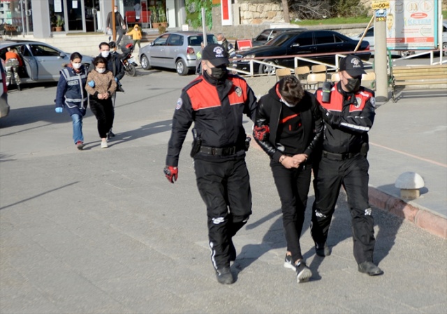 Kahramanmaraş merkez Onikişubat ilçesinde, park halindeki otomobili çaldıkları iddiasıyla gözaltına alınan 2 şüpheli tutuklandı.