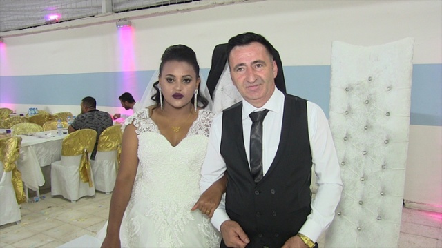 Kahramanmaraş&#039;ın Elbistan ilçesinde Ahmet Elma ile Etiyopyalı Mekdes Tedesse, Türk geleneklerine göre yapılan düğünle dünya evine girdi.