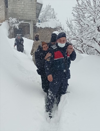 Kahramanmaraş'ta evleri kardan yıkılmak üzere olan çifti jandarma kurtardı