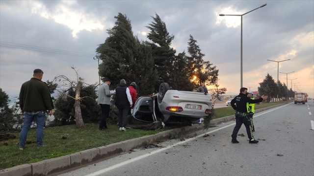 Kahramanmaraş’ta köpeğe çarpmamak için manevra yapan sürücü, direksiyon hakimiyetini kaybetmesi sonucu takla attı.