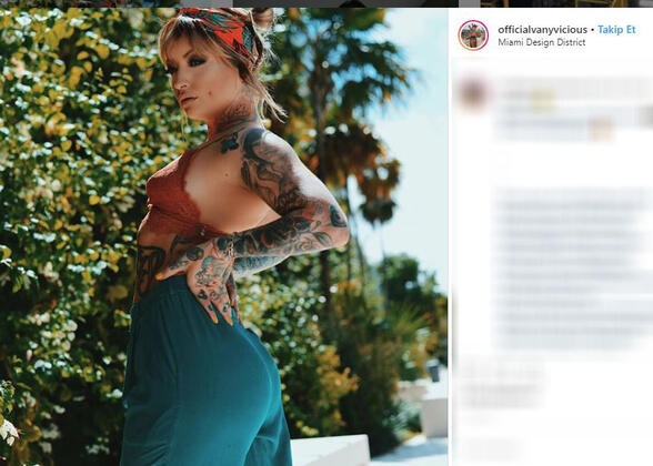 Paylaştığı fotoğraflar ve sosyal medya reklamlarıyla hayatını kazanıyor. Zaman zaman da sunuculuk ve etkinliklerde DJ'lik yapıyor.