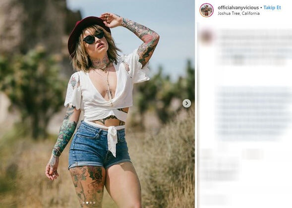 32 yaşındaki modelin ek gelir elde etmek için seçtiği yol hayrete düşürdü. Hayranlarından gelen talep üzerine bu kararı verdiğini söyleyen model, "Mesaj yağıyordu, ben de neden olmasın diye düşündüm" diyor.