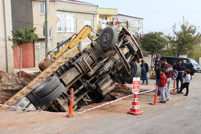 Kamyon kanalizasyon çukuruna düştü