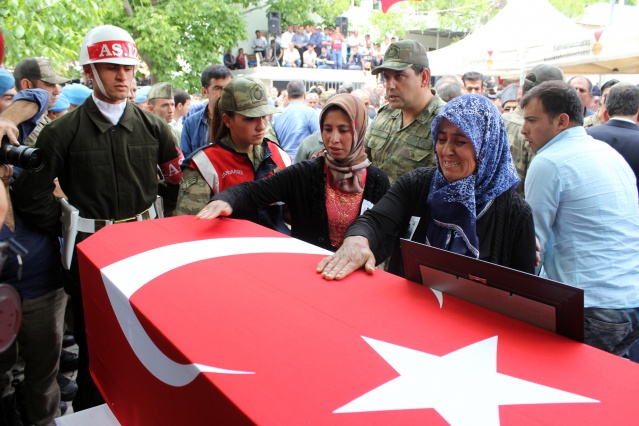 Şehit Piyade Sözleşmeli Er Mehmet Demir son yolculuğuna uğurlandı