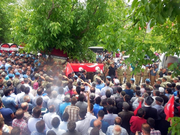 Şehit Piyade Sözleşmeli Er Mehmet Demir son yolculuğuna uğurlandı