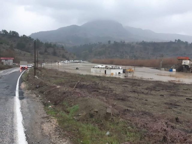 Kahramanmaraş'ı Ilıca'ya ve 16 köye bağlayan ana yolda vatandaş perişan oldu