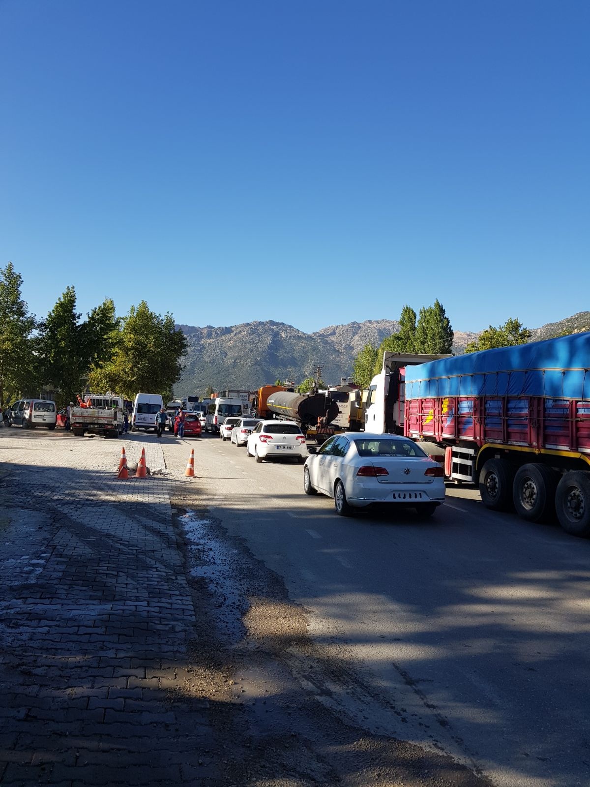 Vatandaşlar Tekir'de Yolu Trafiğe Kapattı