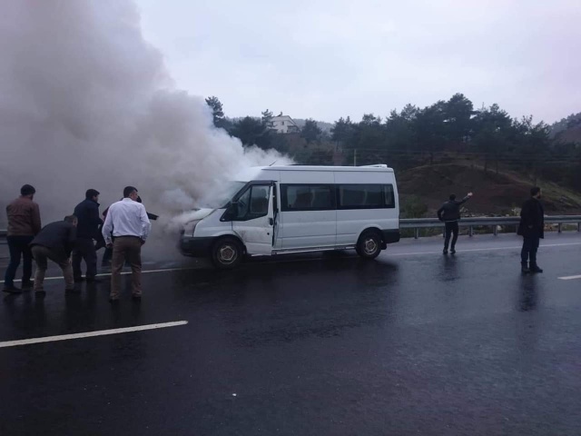 Kahramanmaraş'ta minibüs alev alev yandı