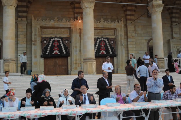 Abdulhamithan Camisi'nde kardeşlik iftarı