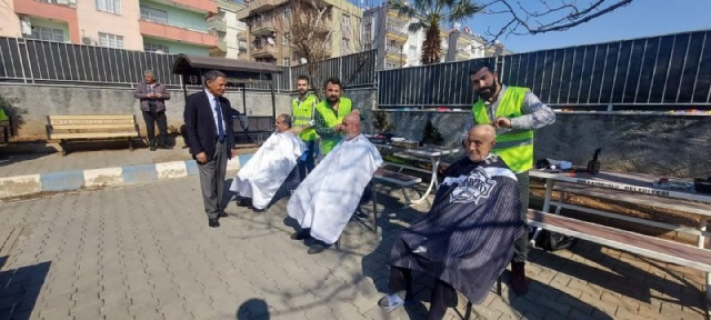 Kahramanmaraş’ta bir grup gönüllü tarafından oluşturulan ‘Bir tebessüme değer’ projesi kapsamında ücretiz tıraş geleneği sürdürüyor.