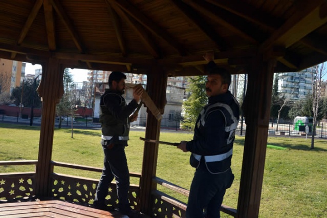 Polis, parkta yaptığı aramada pala ve bıçak buldu