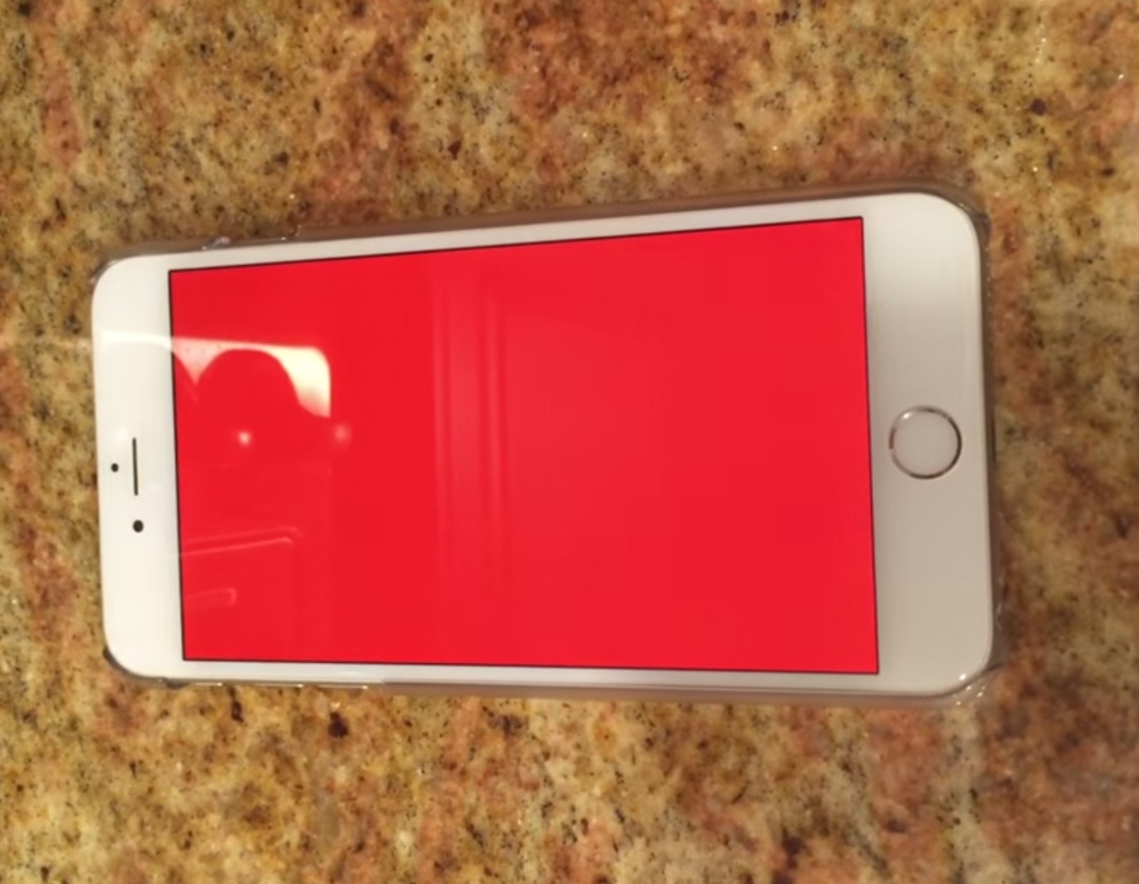 Red screen. Iphone красный экран. Красный мигающий экран. Красный айфон 5 экран. Красный экран на телефоне.