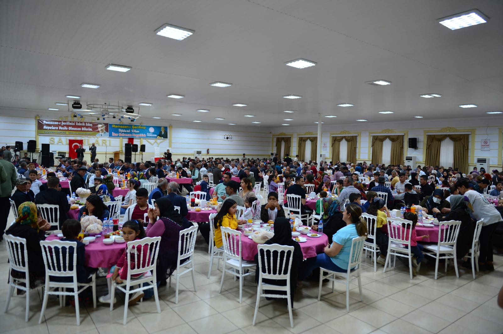 Pazarcık Belediyesi tarafından organize edilen iftar yemeğine yoğun katılım oldu