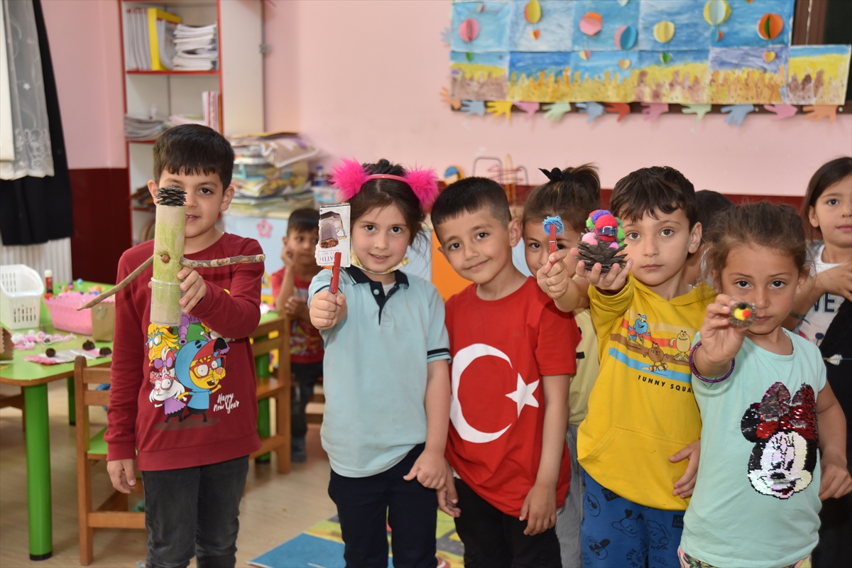 Kahramanmaraş'ın Türkoğlu ilçesinde ana sınıfı öğretmenlerinin başlattığı "Oyuncaksız Oyun Projesi" ile geleneksel oyunlara yönlendirilen çocuklar, evdeki ve okuldaki atık malzemelerden kendi oyuncaklarını yapmayı öğrendi.