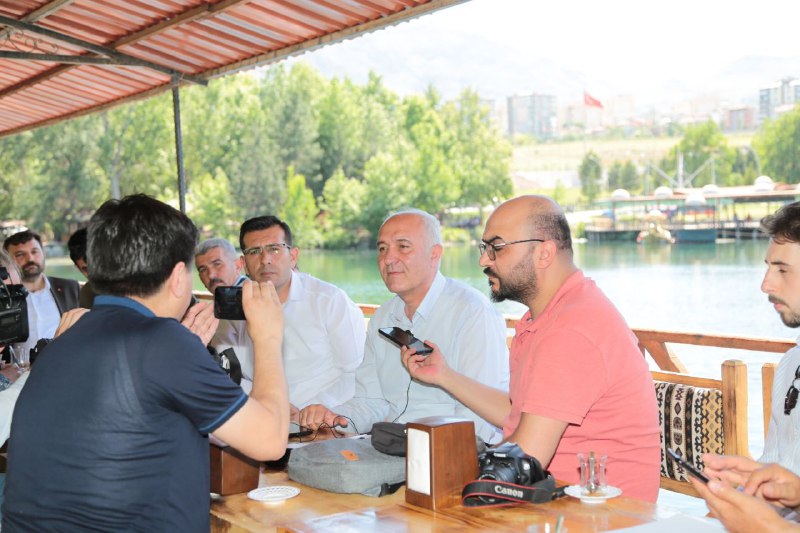 Adalet ve Kalkınma Partisi (AK Parti) Elbistan İlçe Başkanı Ahmet Tıraş, kentte tamamlanmış ve tamamlanmasına yakın olan yatırımlar hakkında basın mensuplarına açıklamalarda bulundu