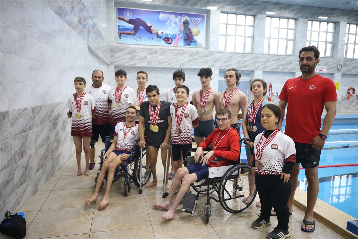 Kahramanmaraş'ta protezli öğretmenin yetiştirdiği engelli sporcular, yüzmede madalyaları topladı!