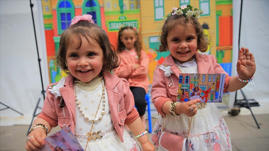 Kahramanmaraş'taki depremlerden etkilenen çocukların yüzü, eğlenceli fon önünde çekilen fotoğrafların kendilerine hediye edilmesiyle güldü.