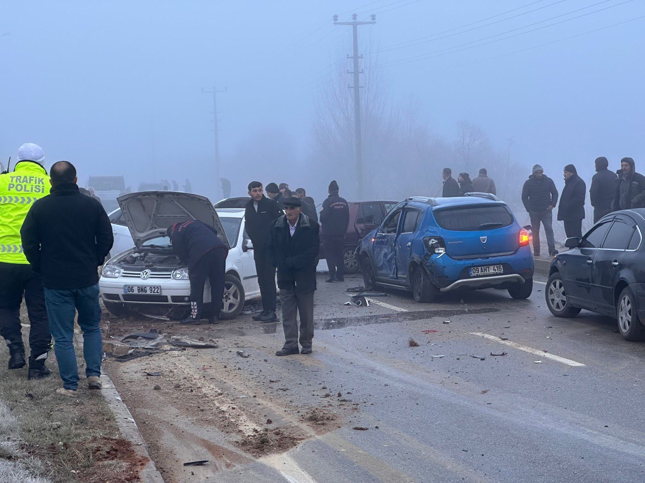 Kahramanmaraş’ın Göksun ilçesinde yoğun sis nedeniyle 22 aracın karıştığı zincirleme trafik kazalarında 15 kişi yaralandı. 