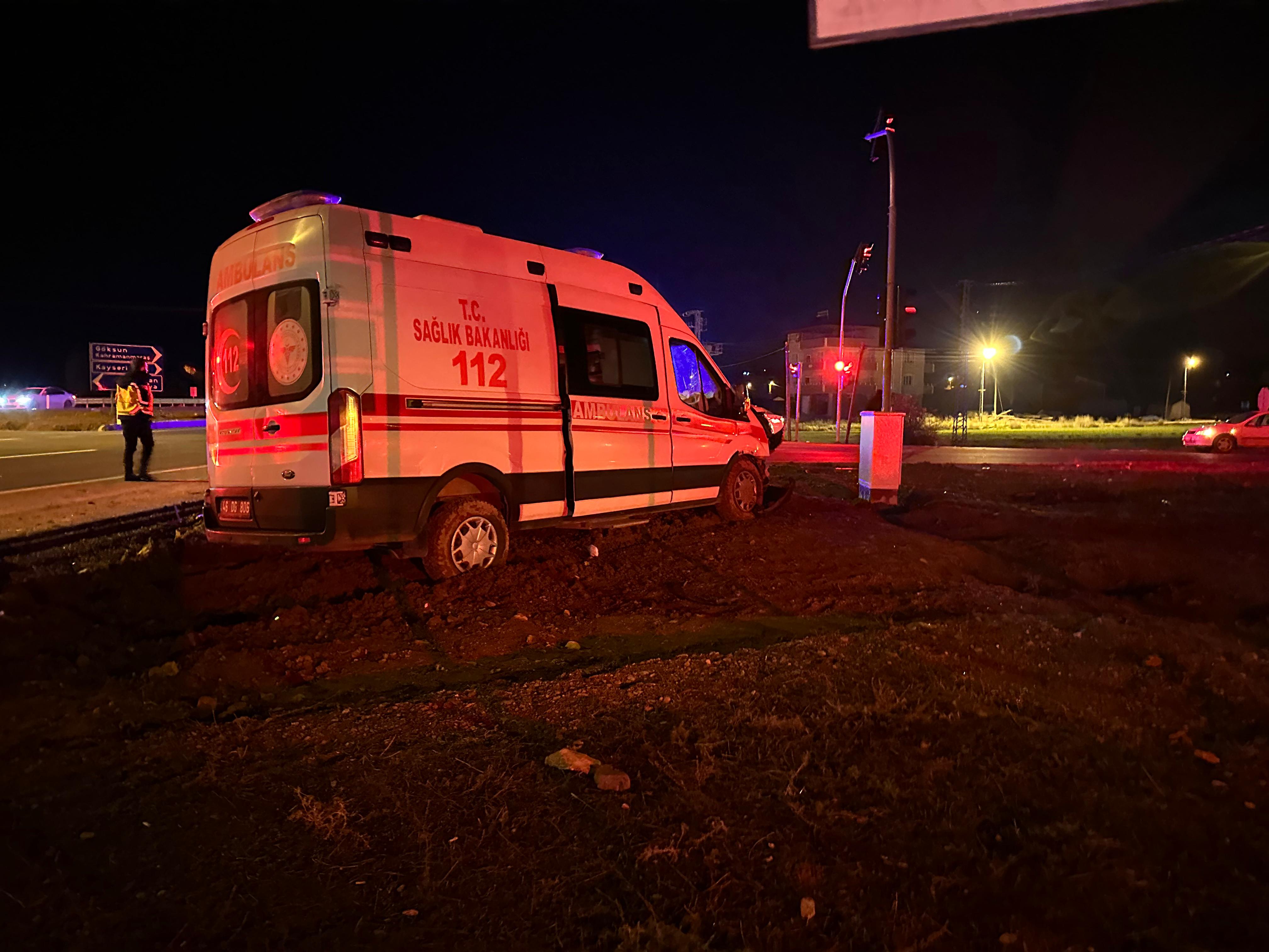 Kahramanmaraş'ın Afşin ilçesinde, Erçene Mahallesi Kavşağı'nda meydana gelen trafik kazasında, hasta taşıyan bir ambulans ile bir otomobil çarpıştı. 