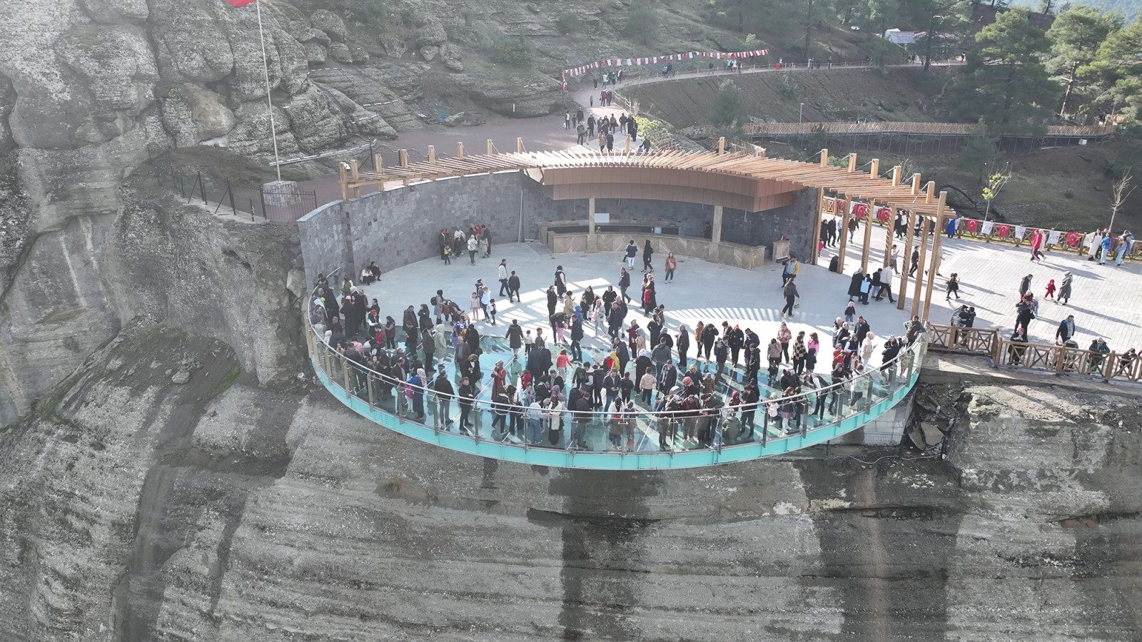 
Kahramanmaraş Büyükşehir Belediyesi tarafından depremdeb sonra  hizmete açılan Ali Kayası  Cam Teras, büyük bir ilgiyle karşılandı. 