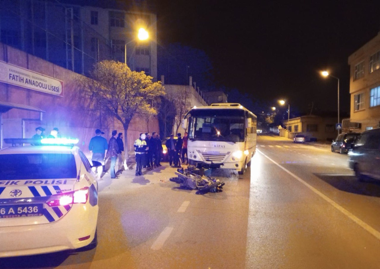
Kahramanmaraş'ın Dulkadiroğlu ilçesinde meydana gelen trafik kazasında, özel bir firmanın servis aracı ile motosiklet çarpıştı. Kazada motosiklet sürücüsü ağır yaralandı. 