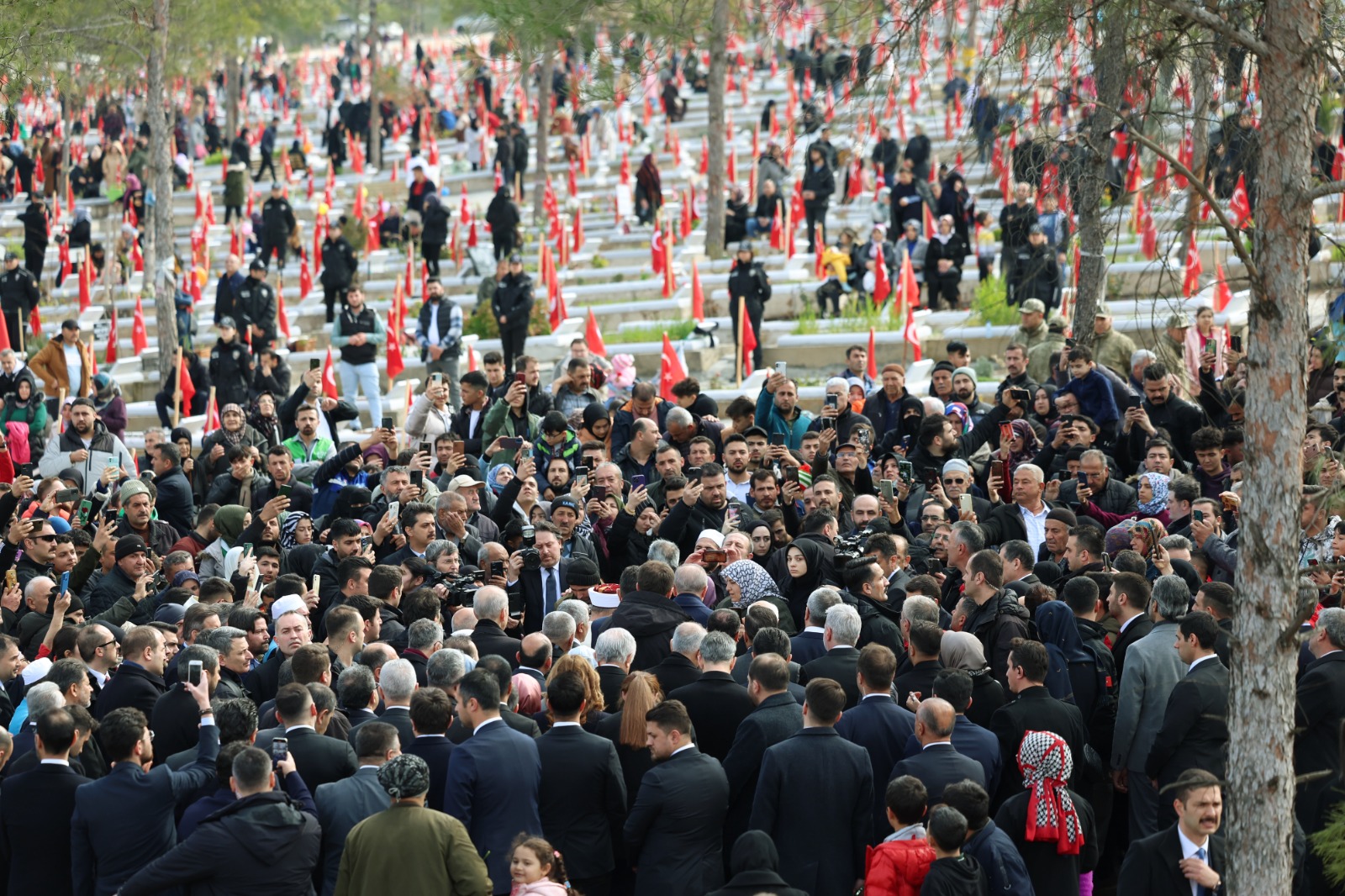 Cumhurbaşkanı Recep Tayyip Erdoğan, 6 Şubat depremlerinin birinci yıl dönümünde Kahramanmaraş'a gerçekleştirdiği ziyarette, deprem şehitlerinin yattığı Kapıçam Şehir Mezarlığı'nı ziyaret etti. 