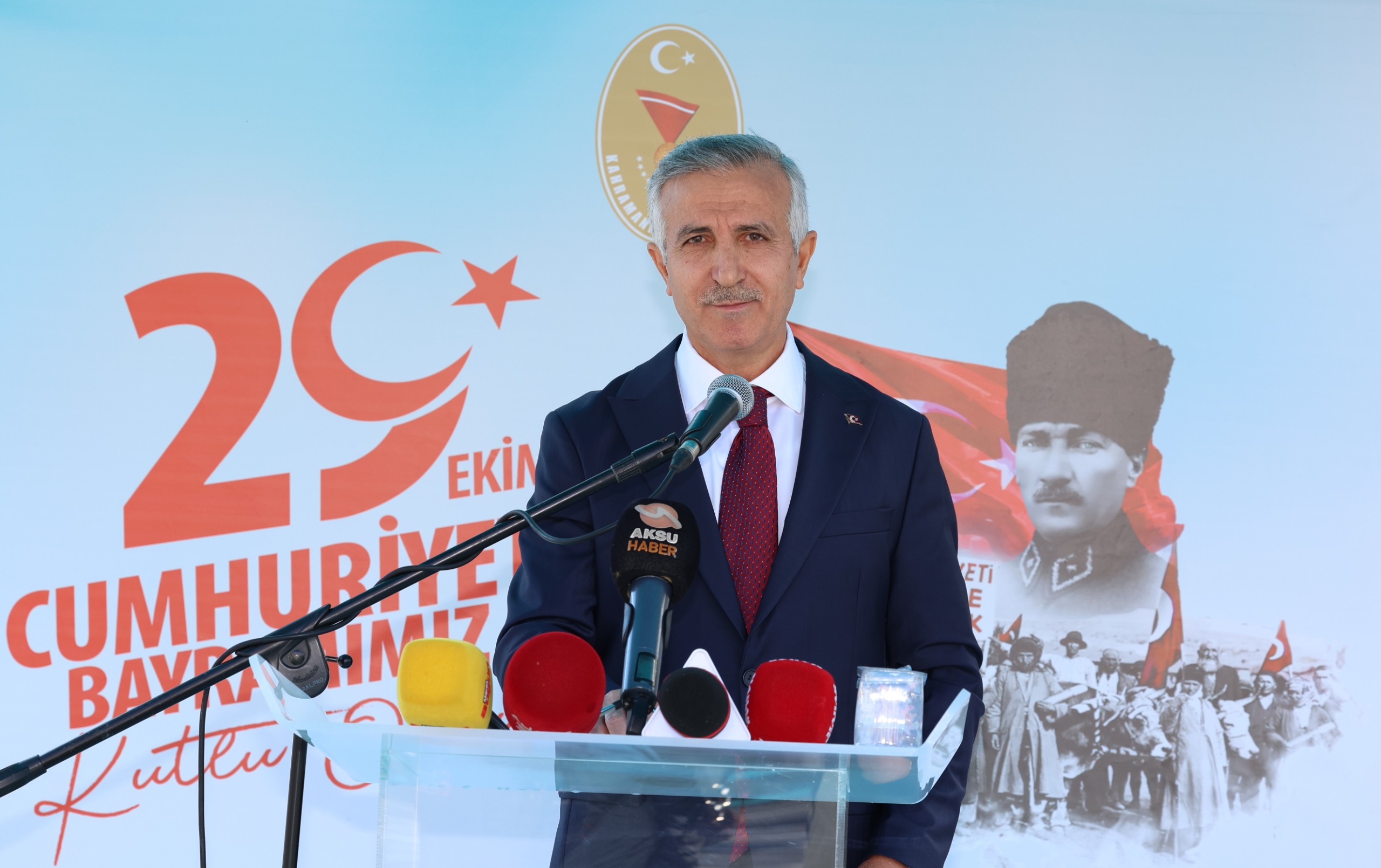 Saygı duruşu ve İstiklal Marşı’nın ardından konuşan Vali Mükerrem Ünlüer, Cumhuriyet’in Türk milletinin en büyük kazanımlarından biri olduğunu vurgulayarak,
“Bugün, tarihimizin en anlamlı günlerinden birini kutluyoruz. Cumhuriyet, özgürlük aşkıyla yoğrulmuş bir milletin kendi kaderini tayin etme iradesidir.
Atatürk ve silah arkadaşları, imkânsızlıklar içinde verdikleri mücadeleyle bize hür ve bağımsız bir vatan armağan ettiler. ‘Cumhuriyeti biz kurduk, onu yaşatacak ve yüceltecek sizlersiniz’ sözü, gençlerimize bırakılmış en değerli vasiyettir,” ifadelerini kullandı.