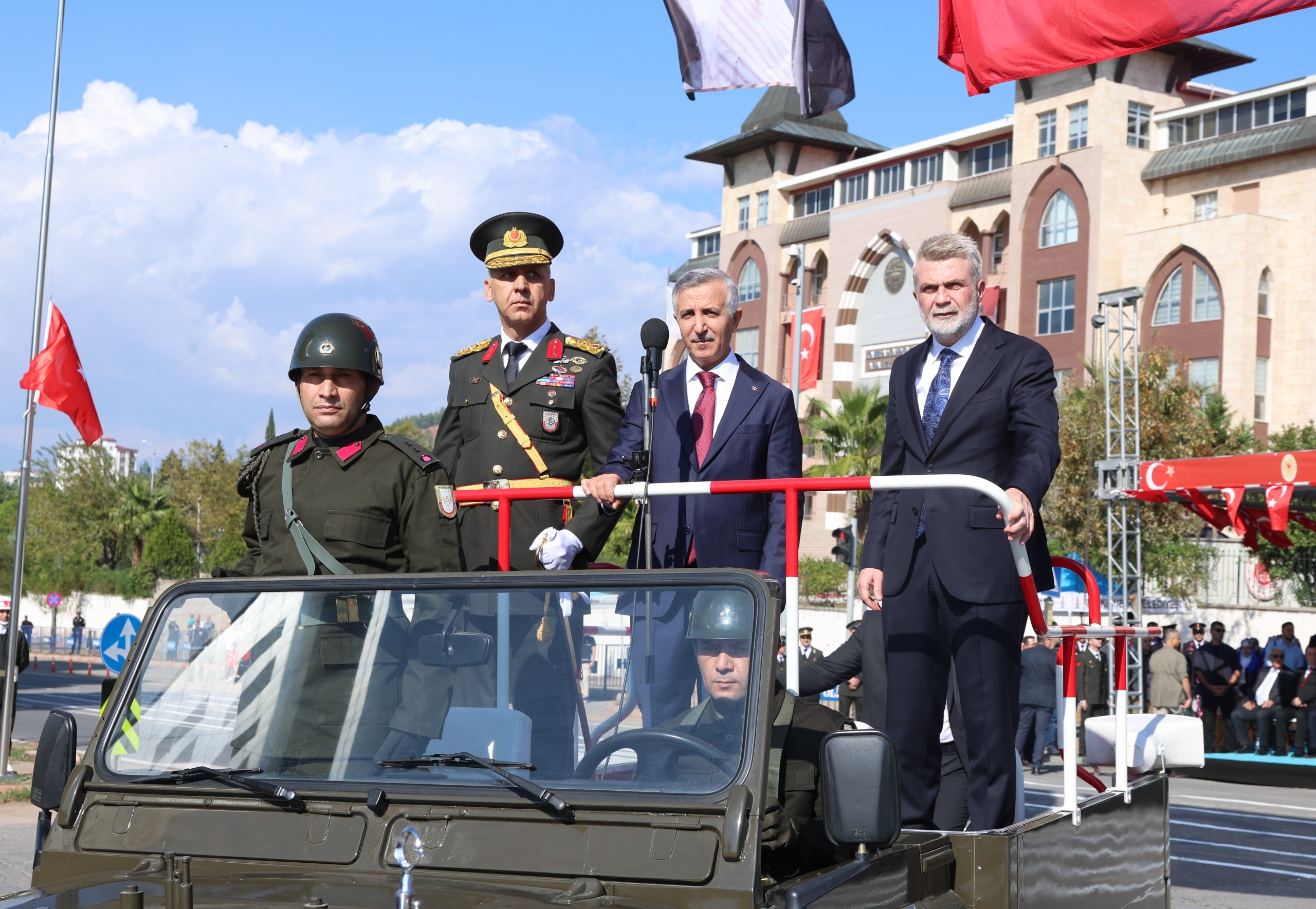 Kahramanmaraş’ta 29 Ekim Cumhuriyet Bayramı dolayısıyla düzenlenen kutlama töreni, Necmettin Erbakan Bulvarı’nda yoğun katılımla gerçekleştirildi.