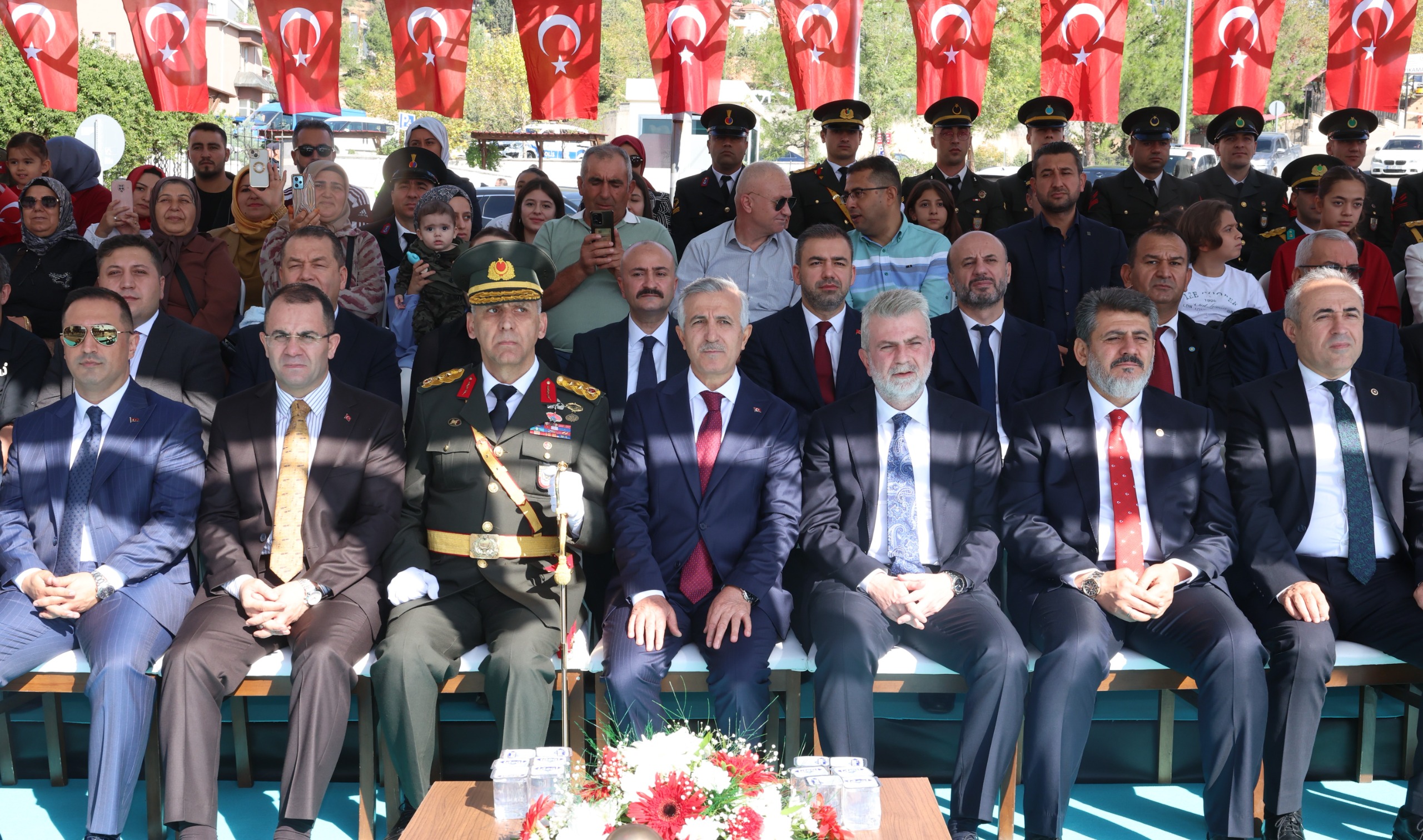 Cumhuriyet’in ilanının 102. yıl dönümü nedeniyle düzenlenen törene, Kahramanmaraş Valisi Mükerrem Ünlüer, kent protokolü, öğrenciler ve çok sayıda vatandaş katıldı.