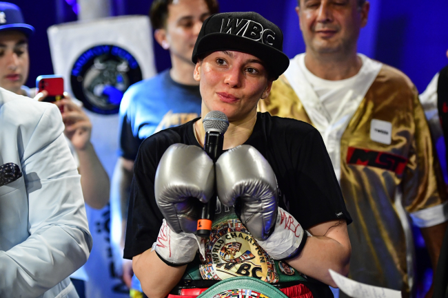 Seren Ay Cetin Wbc Gumus Kemerin Sahibi Oldu