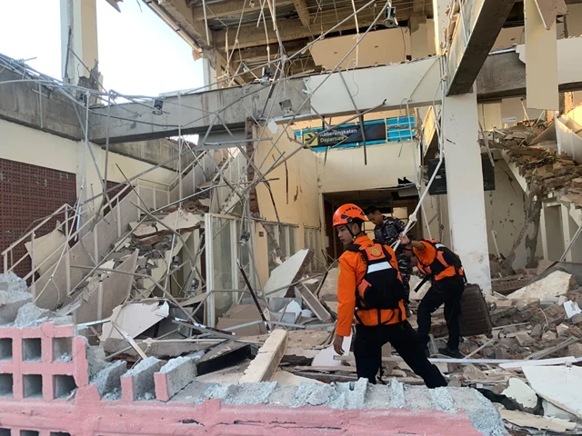 Endonezya 7,7 ile Sarsıldı! Güçlü Artçılar Peş Peşe Geldi