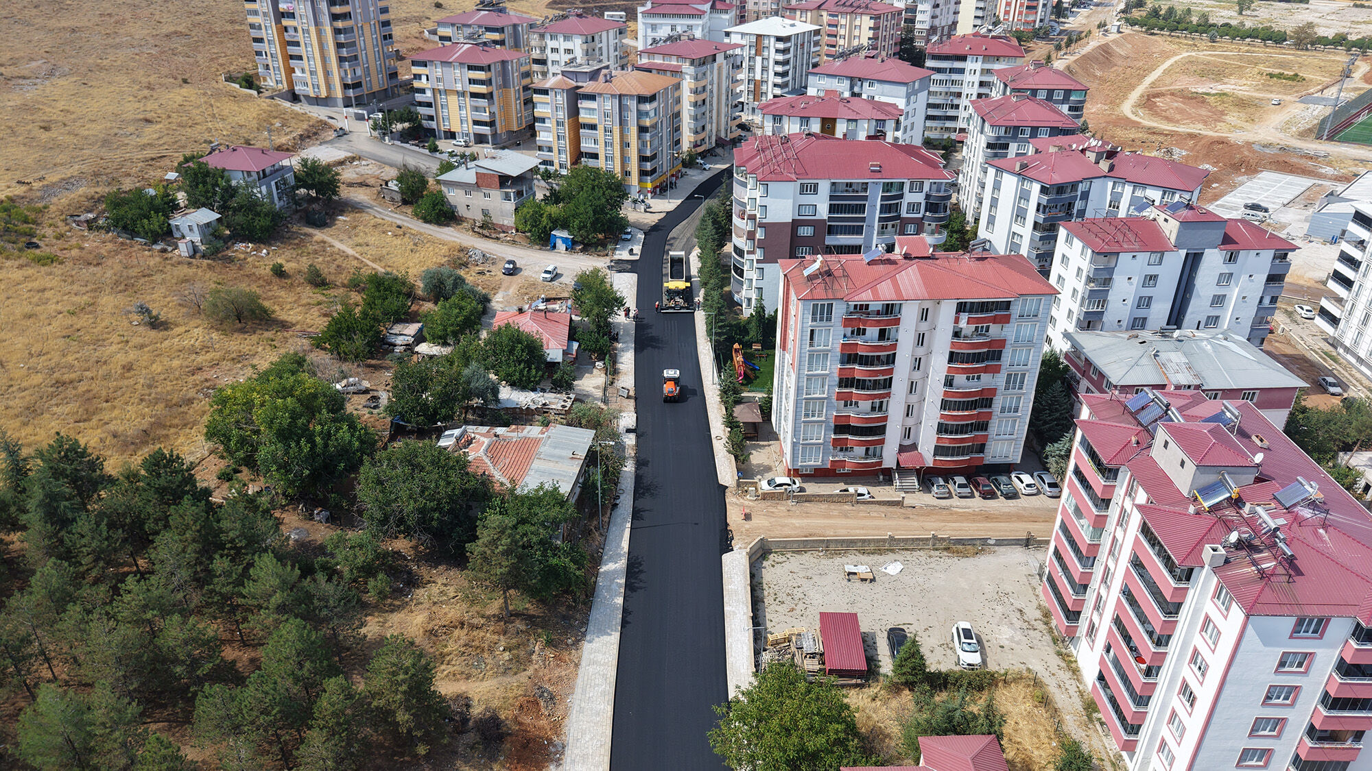 Afşin’de 1,5 kilometrelik Atlas Caddesi için asfalt seferberliği