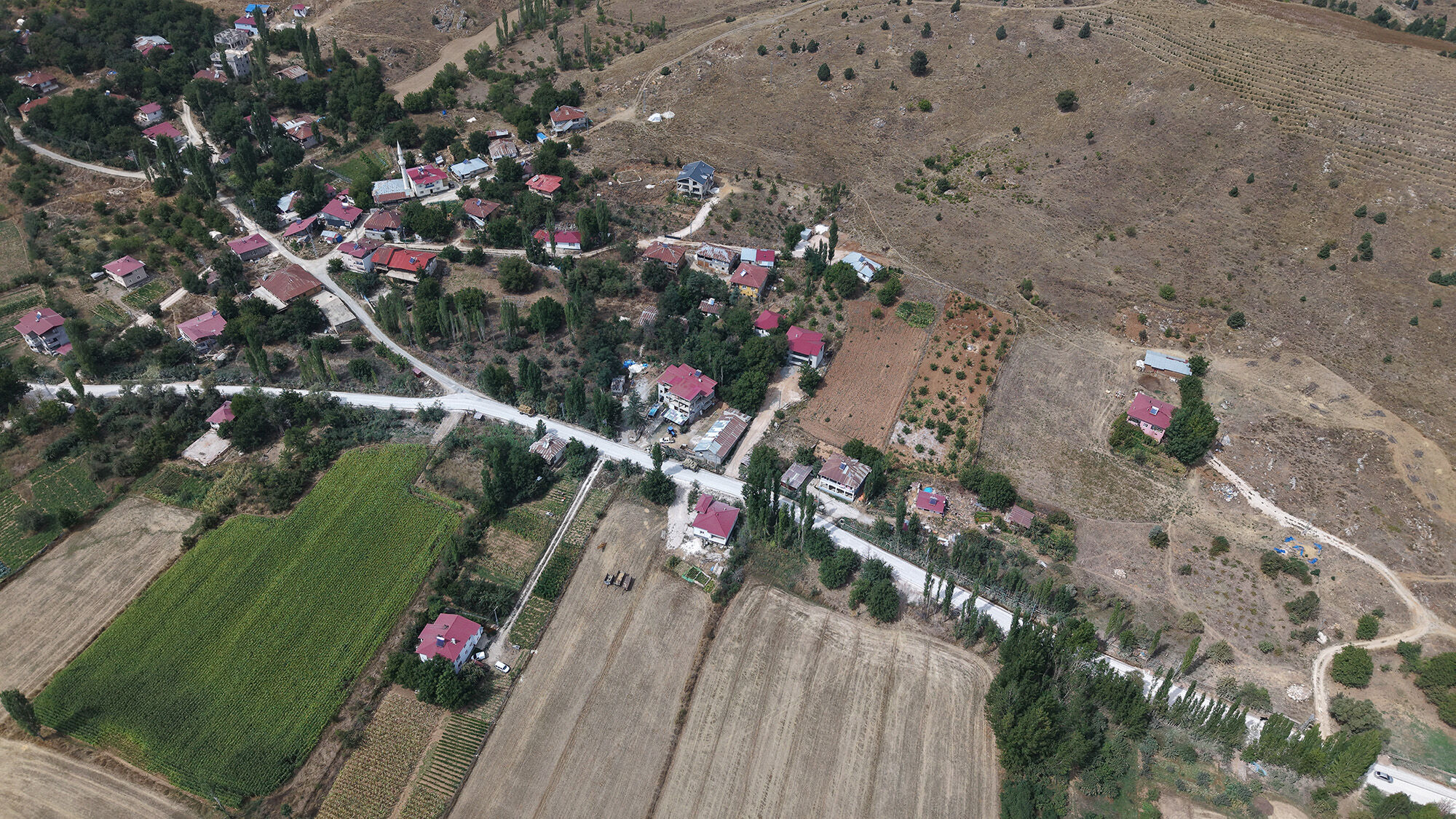 Kahramanmaraş Göksun’da 2,5 kilometrelik yola çift kat sathi kaplama